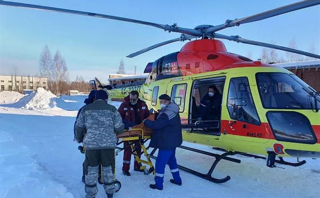 Пациентку с переломами на вертолете из Белева доставили в Тульскую областную больницу 