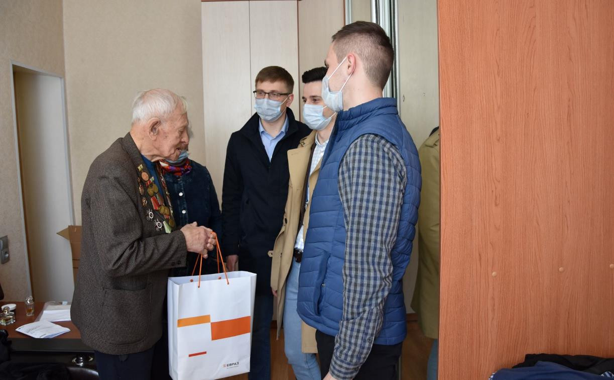 Сотрудники «ЕВРАЗ Ванадий Тула» поздравили ветеранов с Днем Победы