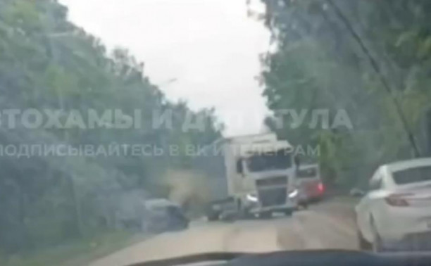 На въезде в Тулу Kia влетел в грузовик