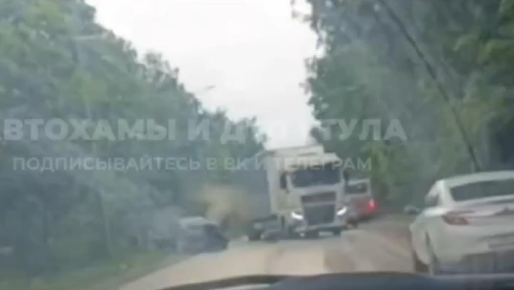 На въезде в Тулу Kia влетел в грузовик