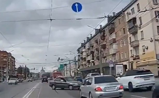 На ул. Советской водители пропустили автомобилиста, который грубо нарушил ПДД
