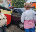 На Металлургов в Туле трамвай въехал в Renault