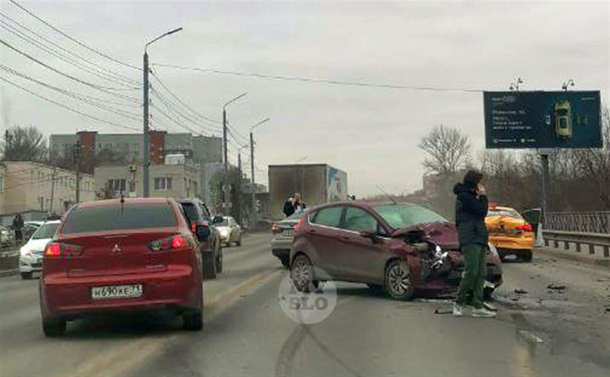 На ул. Рязанской произошло тройное ДТП с такси