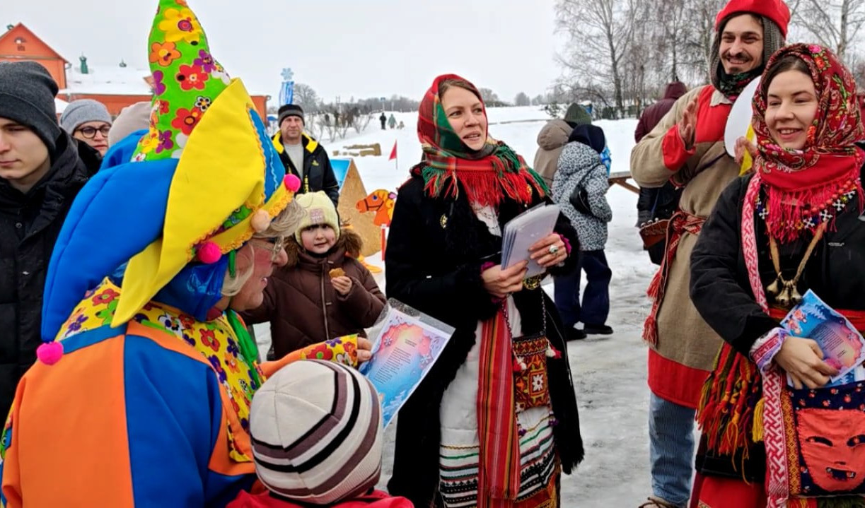 Блины на пне, чай из самовара и колядки: На Куликовом поле прошел рождественский фестиваль 