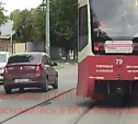 На ул. Николая Руднева водитель не вытерпел и обогнал трамвай