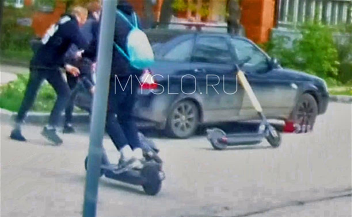 «Маршрут изменен»: в Туле попал на видео самокатчик, который врезался в авто и уехал