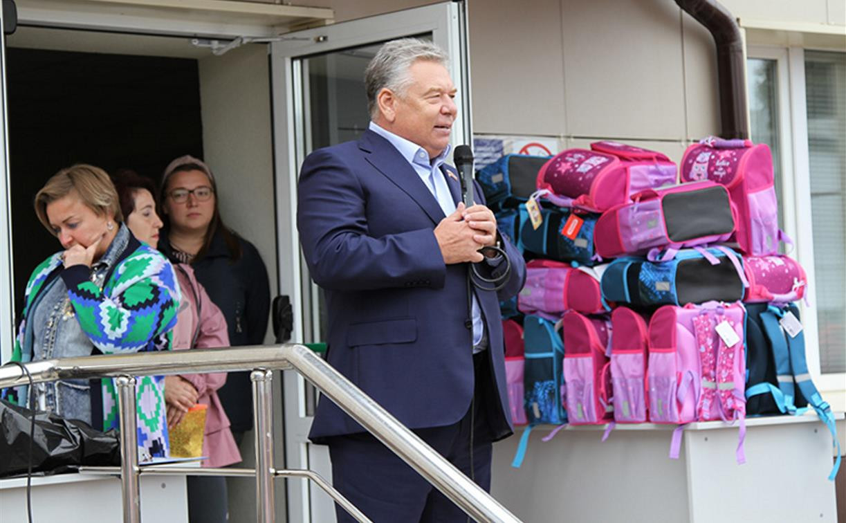 Николай Воробьев вручил рюкзаки со школьными принадлежностями белевским первоклассникам