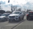 На ул. Пролетарской водитель Mercedes прокатился по встречным трамвайным путям