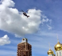 Рабочие перекрестились перед установкой часов на колокольне в кремле