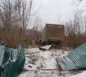 На Венёвском шоссе грузовик снёс забор кладбища и повредил часть могил
