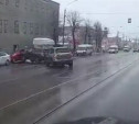 В Туле на ул. Октябрьской два автомобиля протаранили припаркованный «Опель»: видео