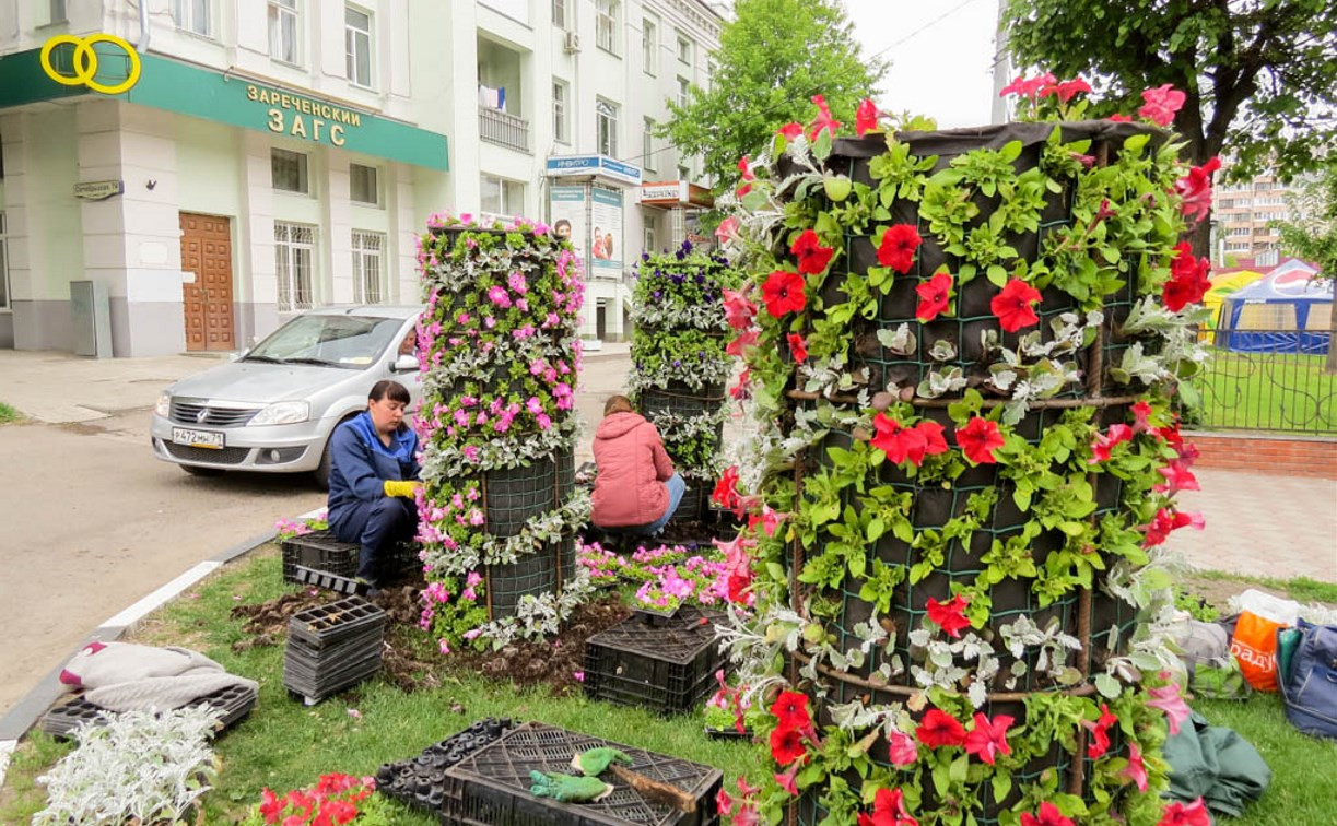 На улице Октябрьской в Туле появились колонны из цветов 