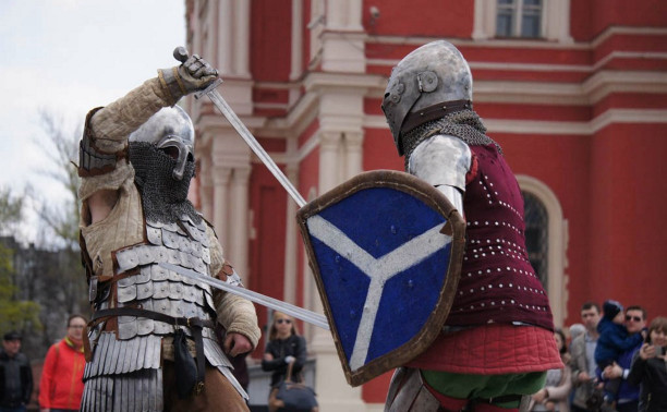 Первомай в Тульском кремле отпраздновали рыцарскими боями и мастер-классами
