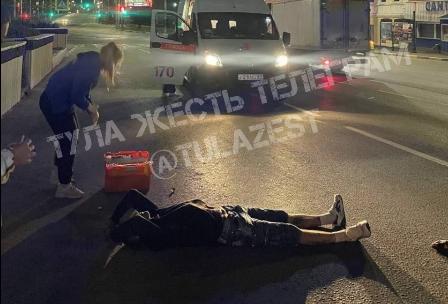 Очевидцы: мужчина под наркотиками кидался на машины возле ТРЦ «РИО» в Туле