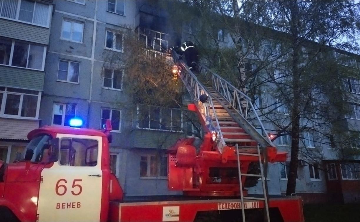 В Веневе из горящей квартиры пожарные спасли по автолестнице четыре человека
