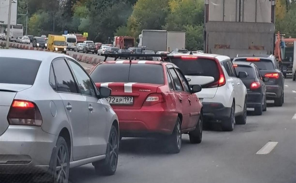 Из-за ремонта дороги на Новомосковском шоссе образовалась гигантская пробка