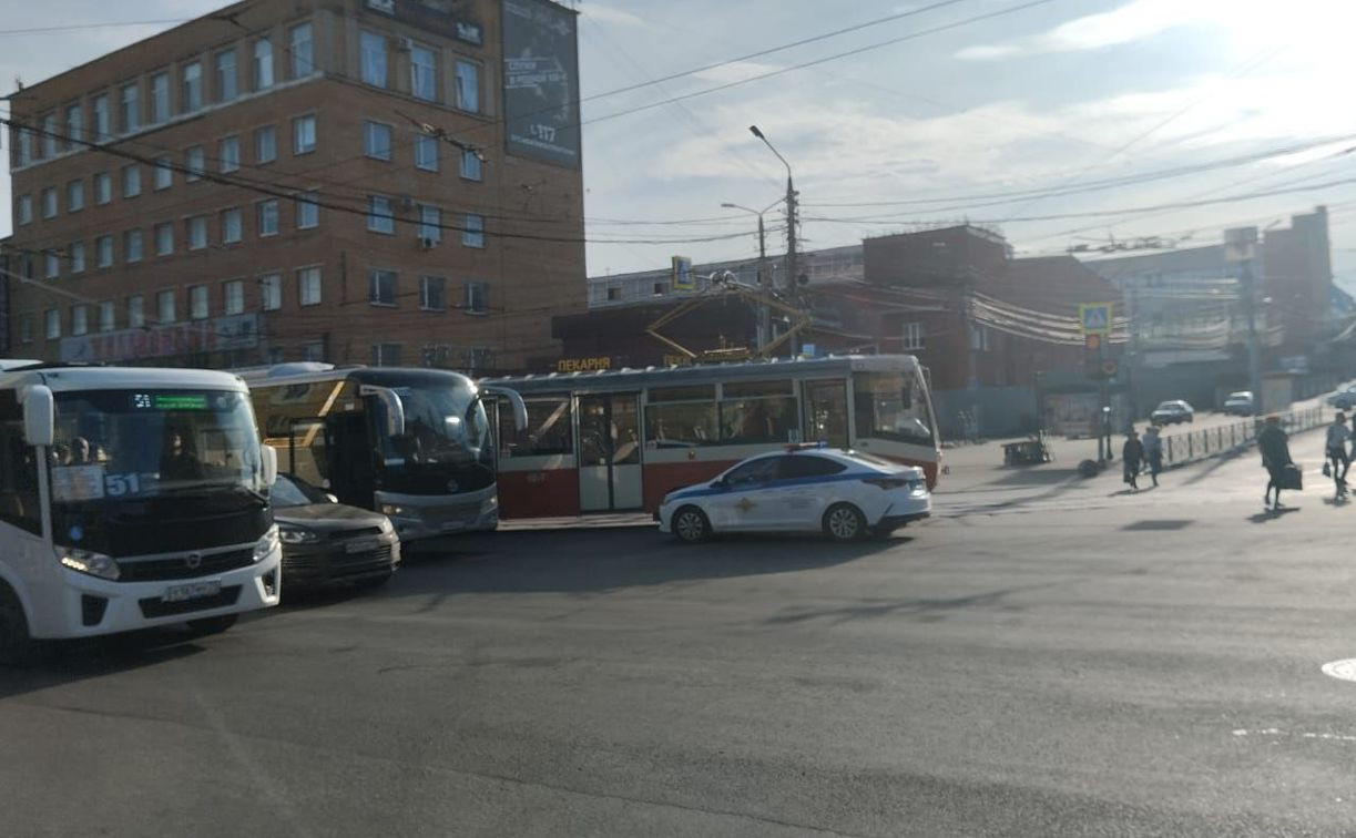 В Заречье туристический автобус столкнулся с трамваем