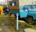 В Пролетарском районе автомобиль ремонтной бригады застрял в канализационном люке 