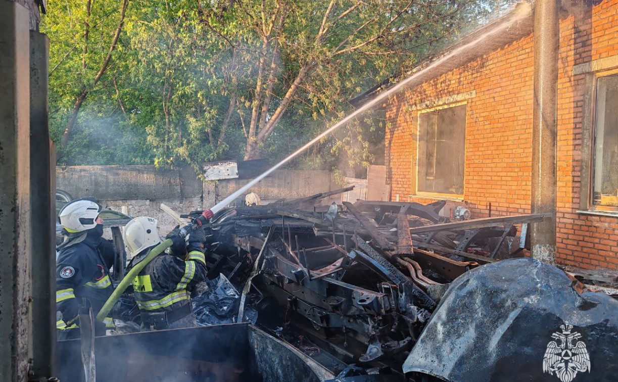 В Туле на Пролетарской рядом с автосервисом сгорел мусор