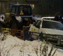 В Туле на улице Приупской трактор врезался в припаркованную легковушку