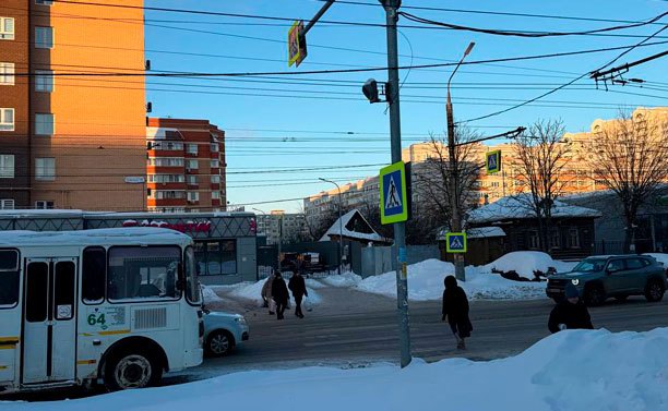 На ул. Пузакова припаркованный автобус мешает пешеходам