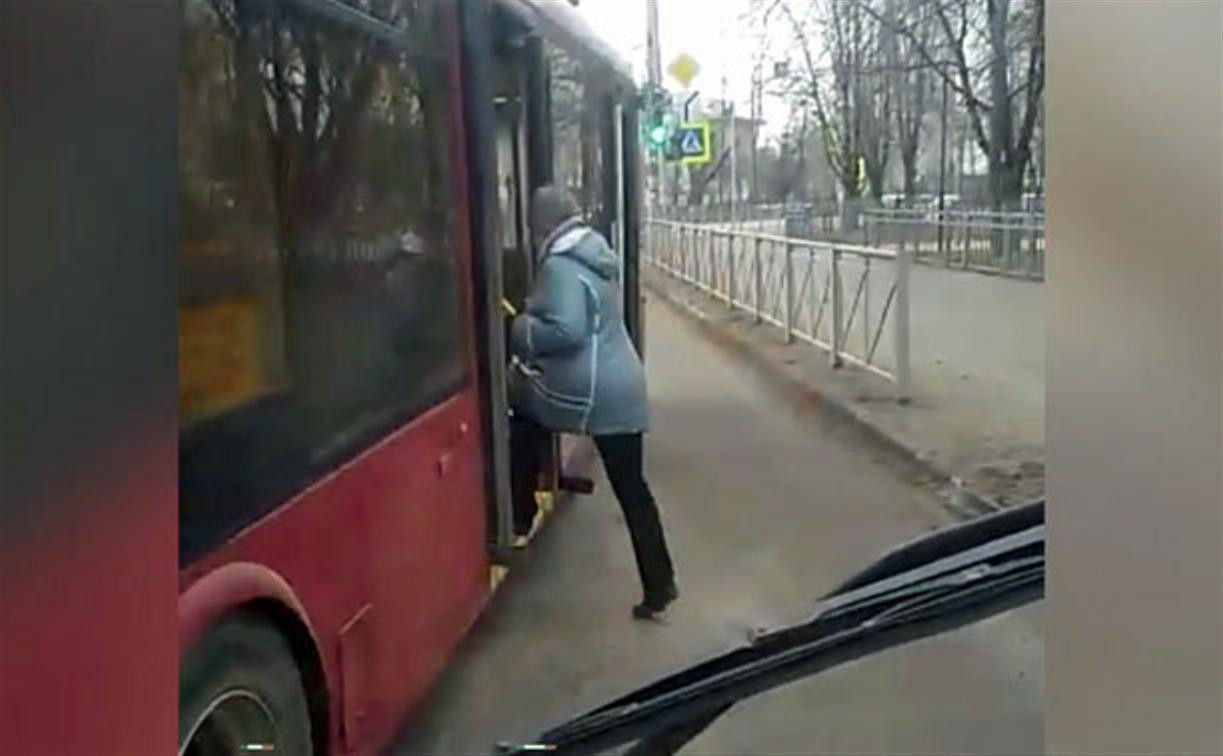 «Накажи автохама»: на ул. Болдина троллейбус подрезал автобус на остановке