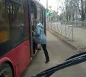 «Накажи автохама»: на ул. Болдина троллейбус подрезал автобус на остановке