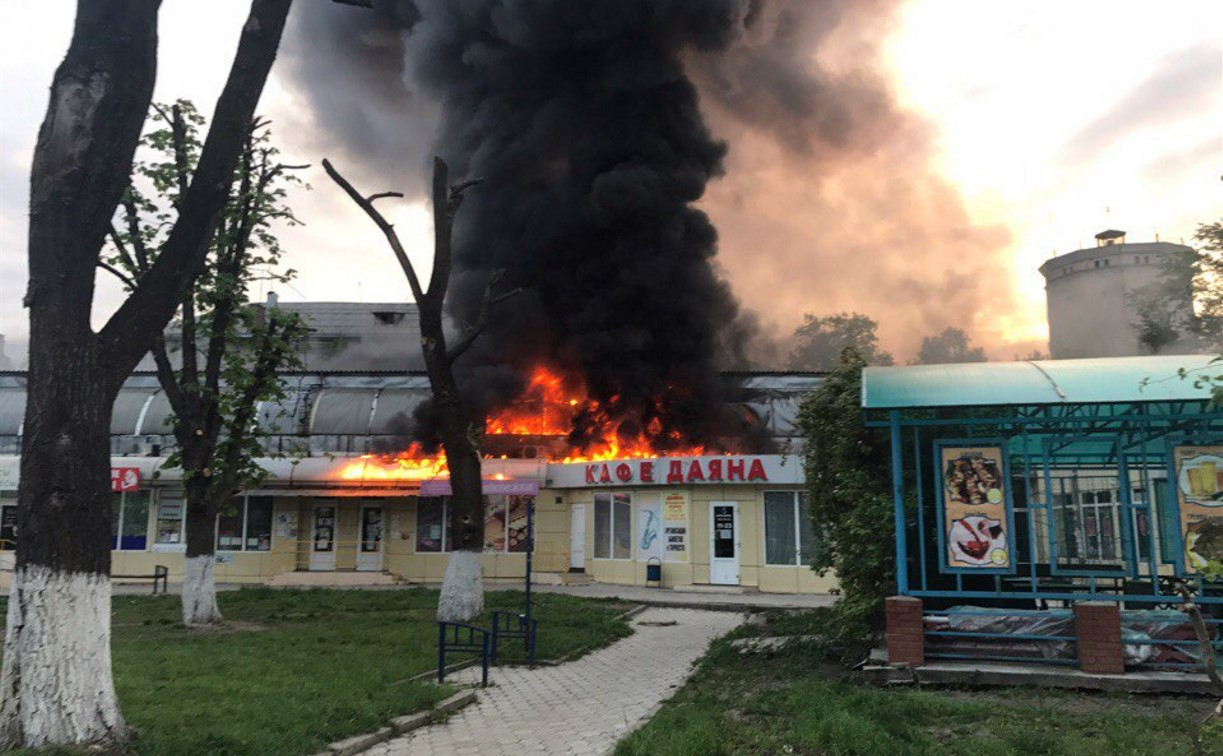 На ул. 9 Мая в Туле сгорел рынок «Салют»