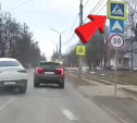 На ул. Станиславского водитель Mercedes решил, что ему можно не соблюдать ПДД