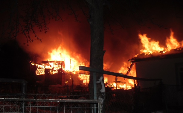 Ночью 11 декабря в Тульской области сгорели частный дом и бытовка