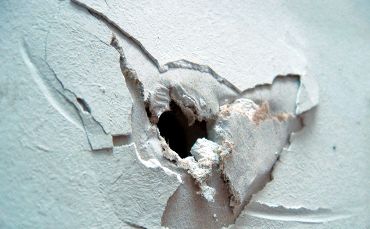 В Туле ночные воры проломили стену магазина ломом и молотком