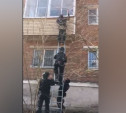 В Туле сотрудники спецотряда «Гром» штурмовали нарколабораторию в жилом доме: видео