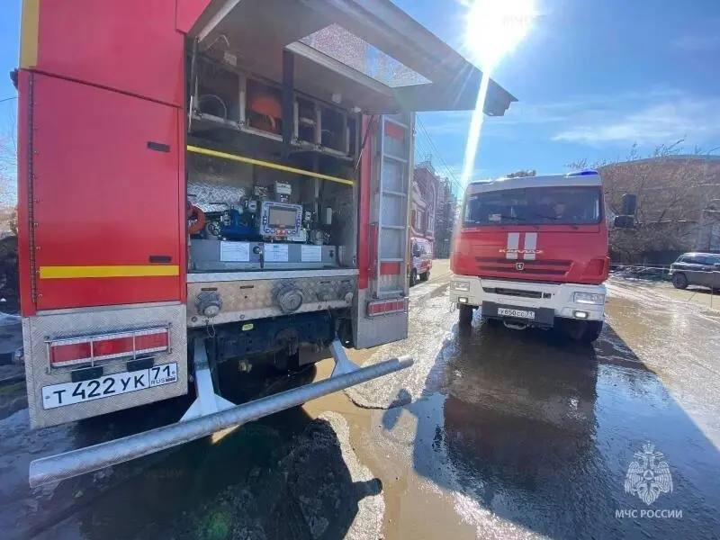 В Новомосковске с утра сгорела заброшка на Первомайской 