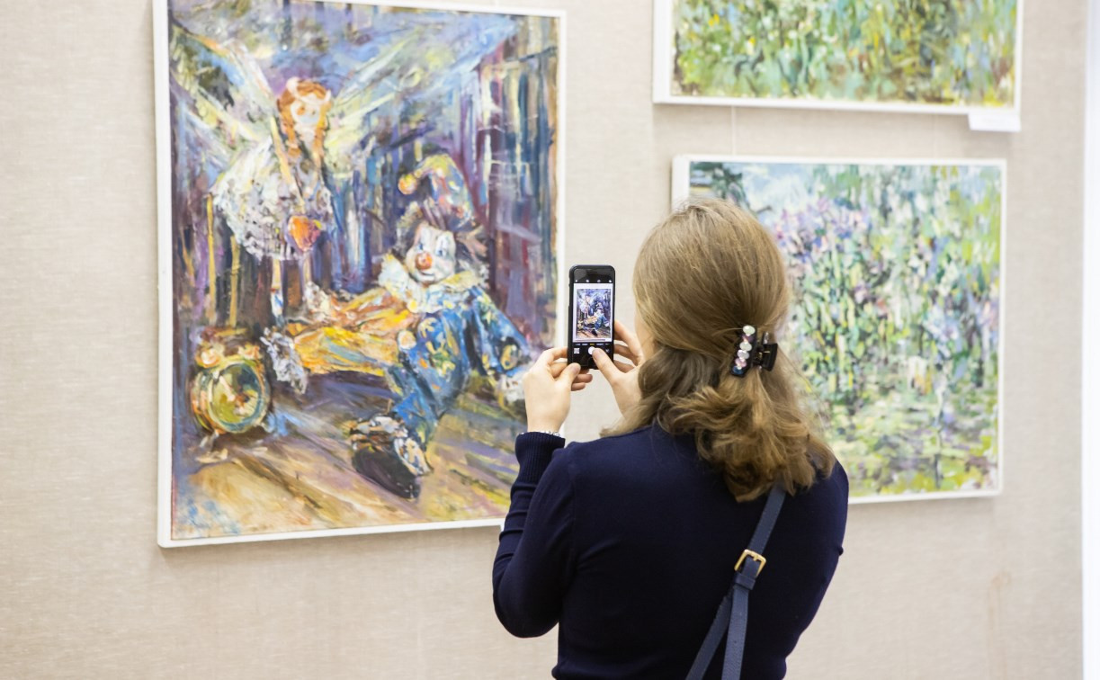 В Туле открылась выставка картин Нады Дутиной