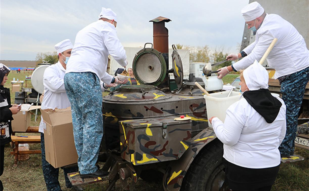 Сотрудники УФСИН накормили гостей Куликова поля солдатской кашей