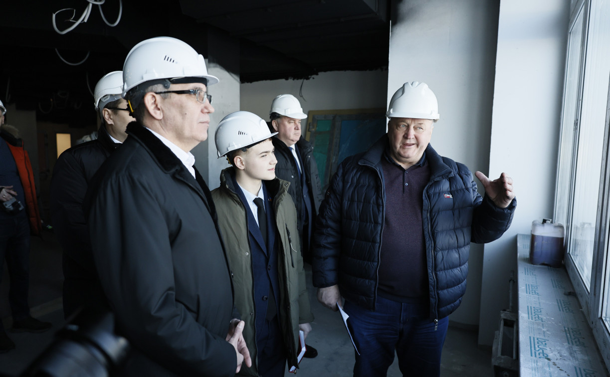 Губернатор Дмитрий Миляев подарил юному туляку именную каску 