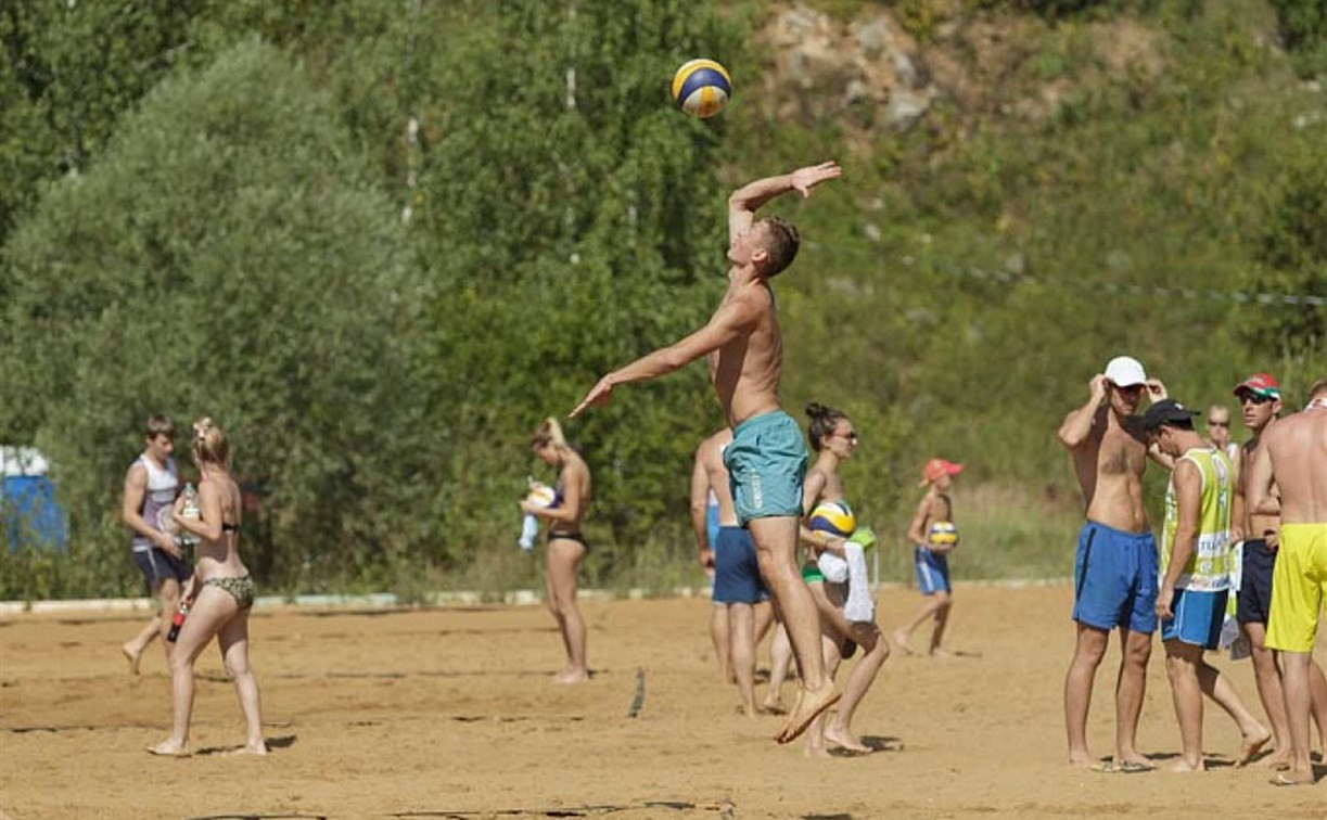 В Барсуках проходит международный турнир по пляжному волейболу
