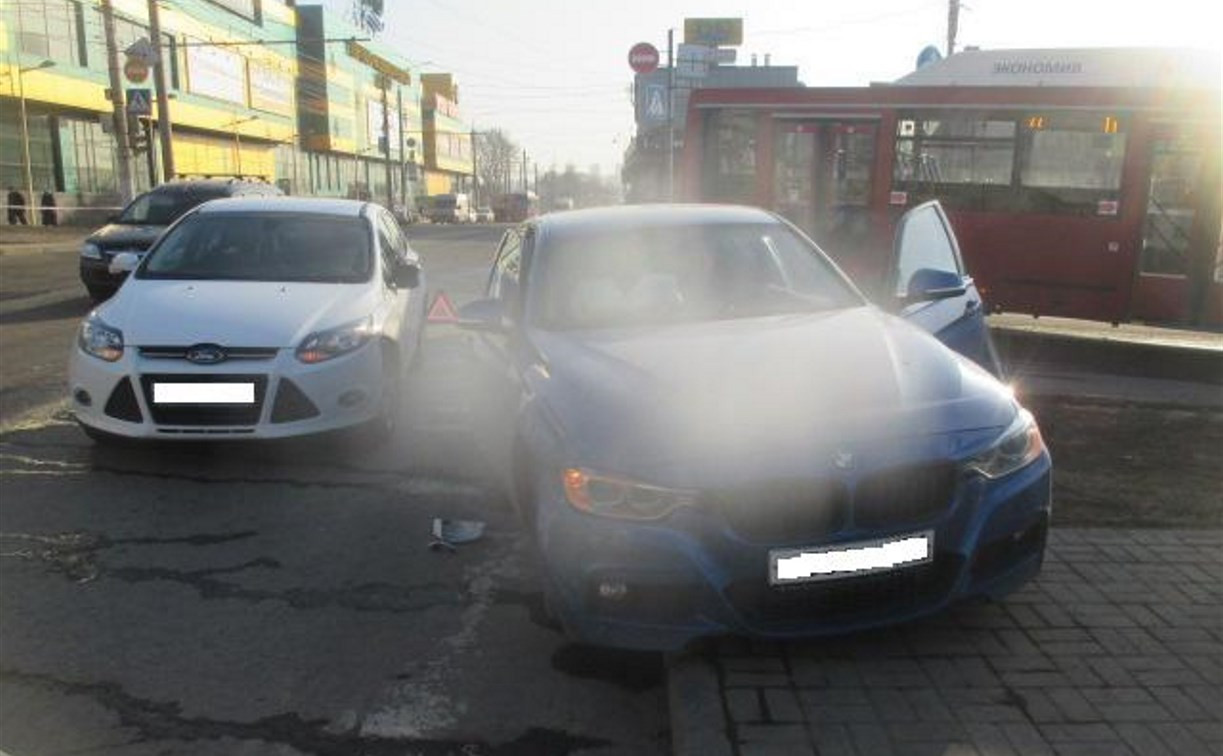 В Туле на улице Пролетарской БМВ вылетел на тротуар после столкновения с «Фордом»