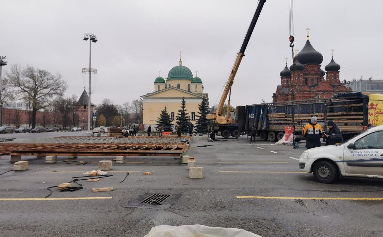 На площади Ленина начали устанавливать Губернский каток