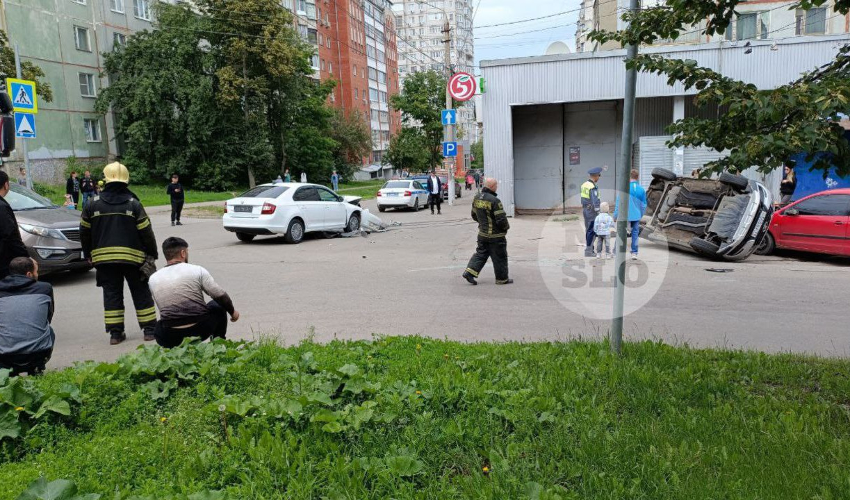 В Туле на перекрестке улиц Революции и Вересаева перевернулась Lada