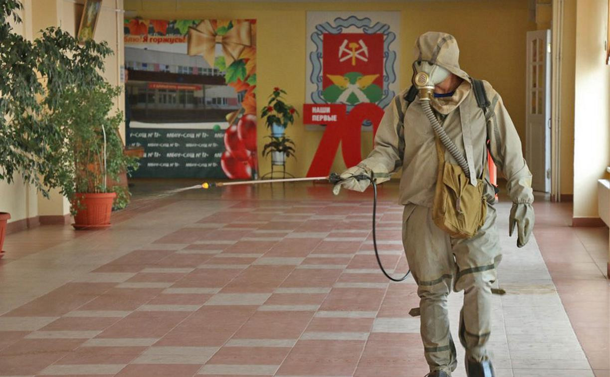 В Тульской области спасатели проводят дезинфекцию школ