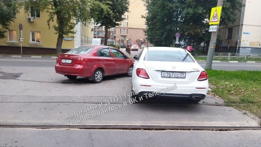 В Туле сразу два водителя нашли «лучшее» место для парковки