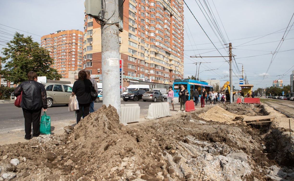 Пенсионеры перепрыгивают через яму возле остановки: администрация Тулы прокомментировала «раскопки» на Зеленстрое