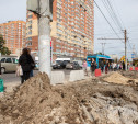 Пенсионеры перепрыгивают через яму возле остановки: администрация Тулы прокомментировала «раскопки» на Зеленстрое