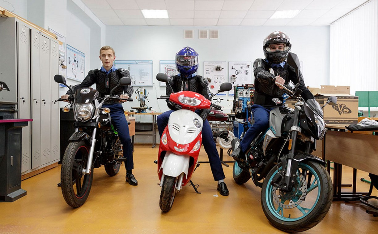 Алексей Дюмин подарил киреевским школьникам мотоциклы и моноблоки