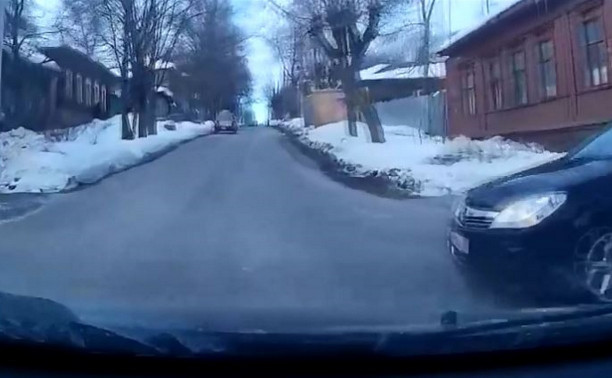 В Туле на улице Бундурина водитель «Опеля» едва не спровоцировал ДТП: видео