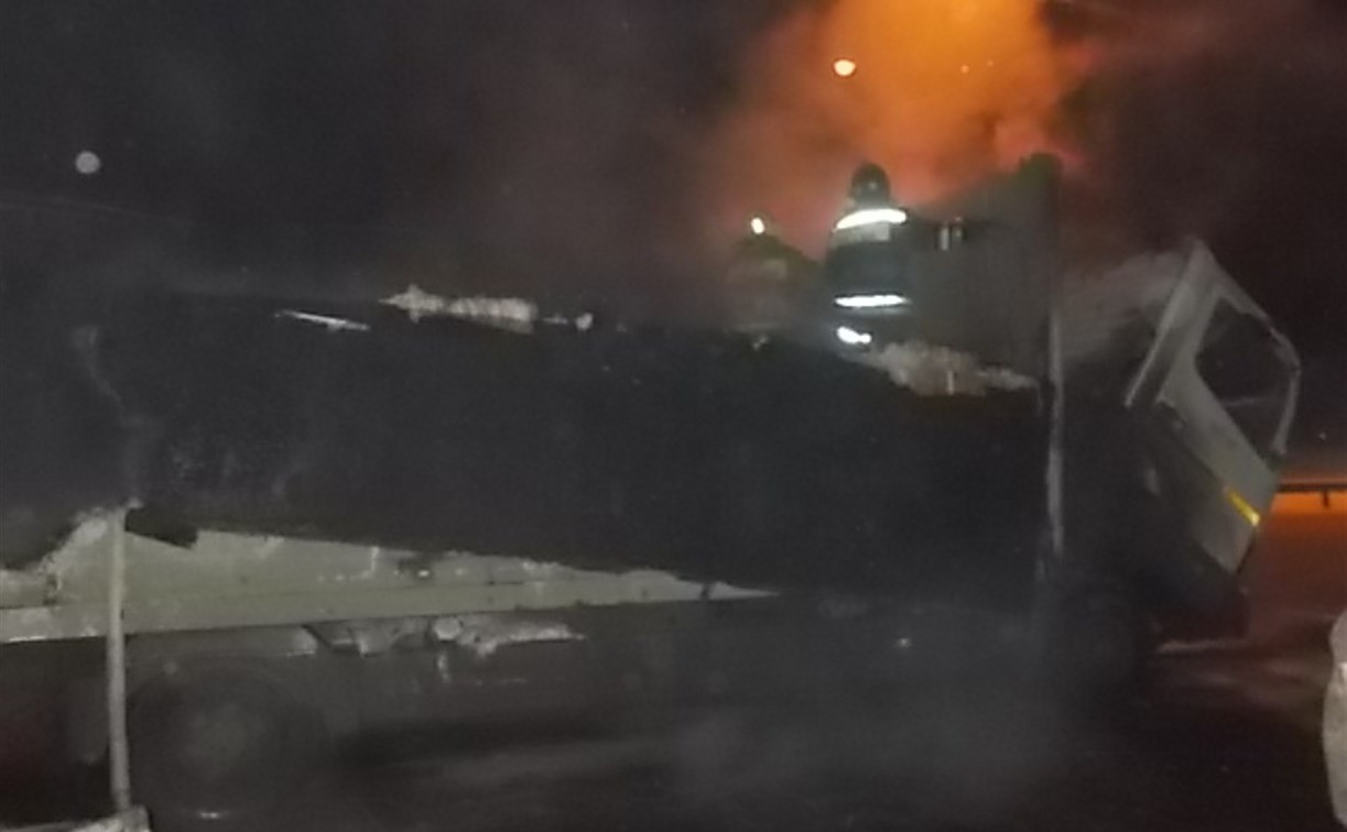 На трассе в Тульской области сгорела фура с продуктами