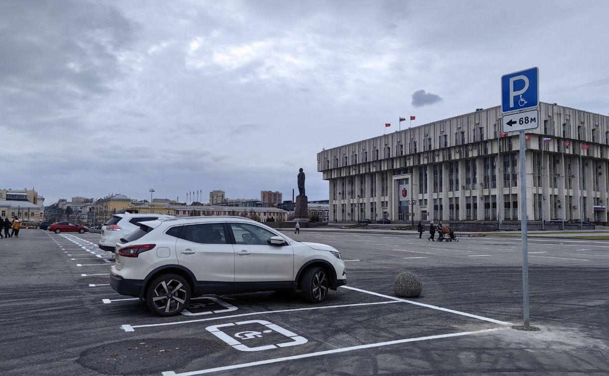 Нарушают ли ПДД водители, которые уже сейчас паркуются на площади Ленина?