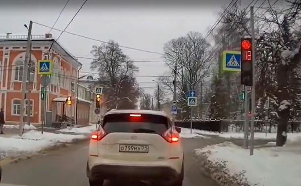 В центре Тулы водитель Nissan Murano показал свое отношение к ПДД