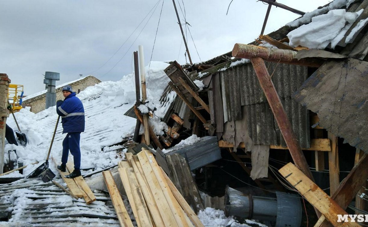 Прокуратура обязала УК «РЭМС» убрать снег с обрушившейся крыши ещё 13 марта